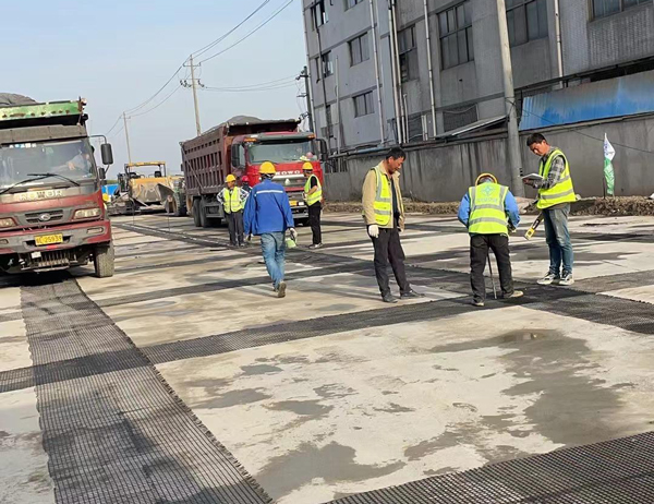 东城老材料的新故事：玻璃纤维土工格栅如何在‘白改黑’浪潮中重获新生？